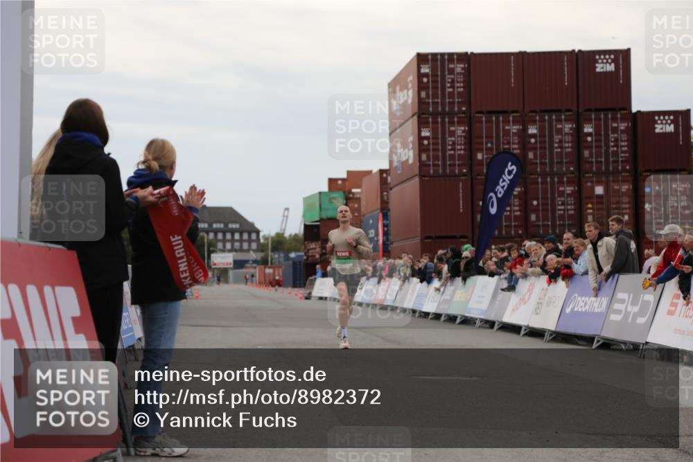 03.10.2025 - Köhlbrandbrückenlauf Yannick Fuchs http://msf.ph/oto/8982372 03.10.2025 15:44:52 Ziel 7004 meine-sportfotos.de