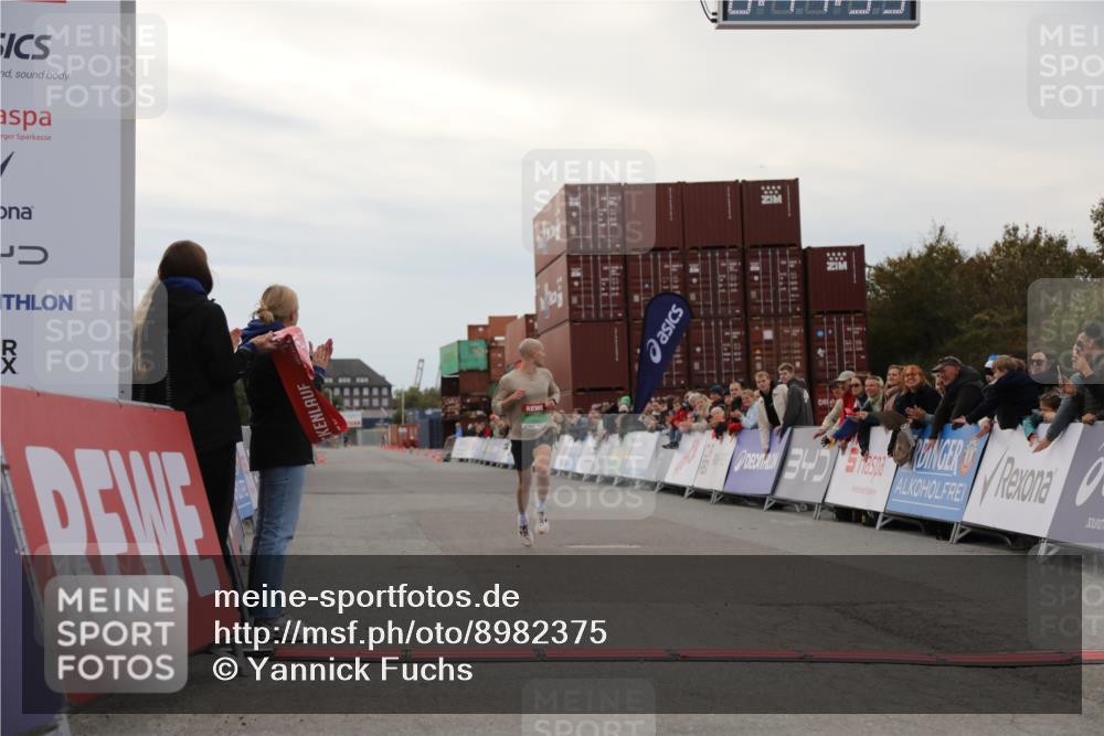 03.10.2025 - Köhlbrandbrückenlauf Yannick Fuchs http://msf.ph/oto/8982375 03.10.2025 15:44:53 Ziel 7004 meine-sportfotos.de