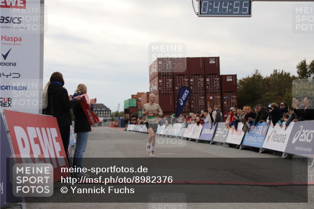 03.10.2025 - Köhlbrandbrückenlauf Yannick Fuchs http://msf.ph/oto/8982376 03.10.2025 15:44:54 Ziel 7004 meine-sportfotos.de