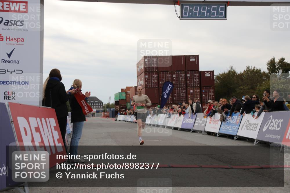 03.10.2025 - Köhlbrandbrückenlauf Yannick Fuchs http://msf.ph/oto/8982377 03.10.2025 15:44:54 Ziel 7004 meine-sportfotos.de