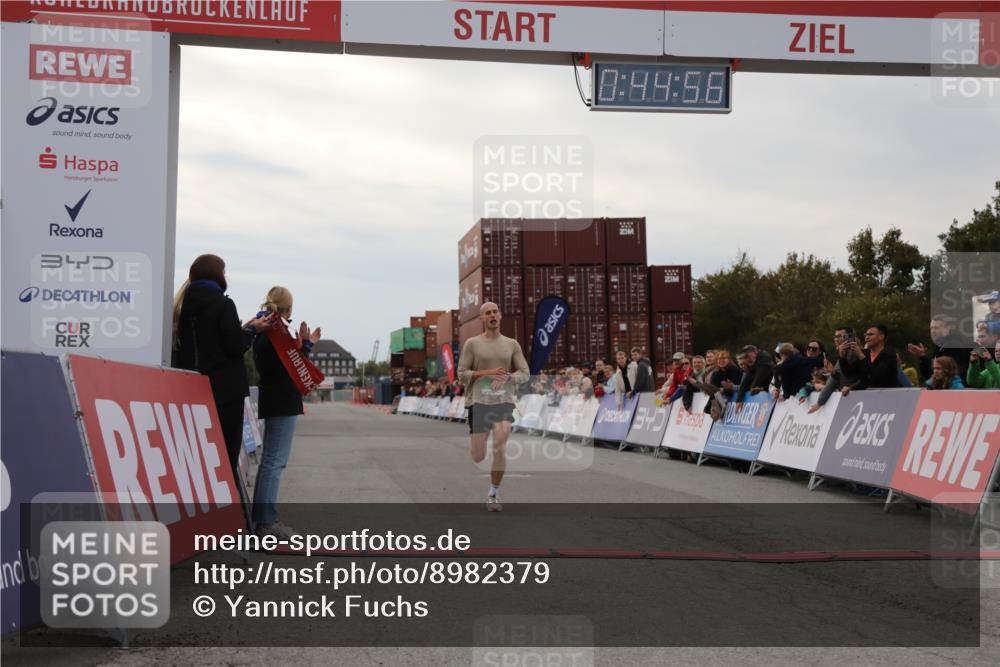 03.10.2025 - Köhlbrandbrückenlauf Yannick Fuchs http://msf.ph/oto/8982379 03.10.2025 15:44:54 Ziel 7004 meine-sportfotos.de