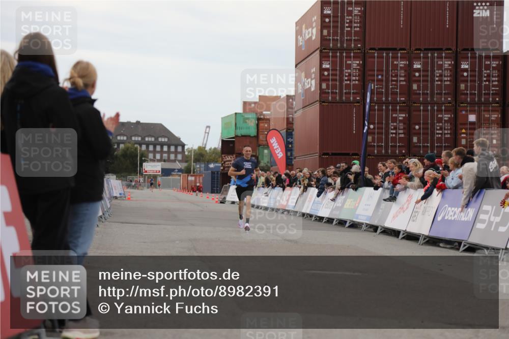 03.10.2025 - Köhlbrandbrückenlauf Yannick Fuchs http://msf.ph/oto/8982391 03.10.2025 15:45:26 Ziel 9148 meine-sportfotos.de