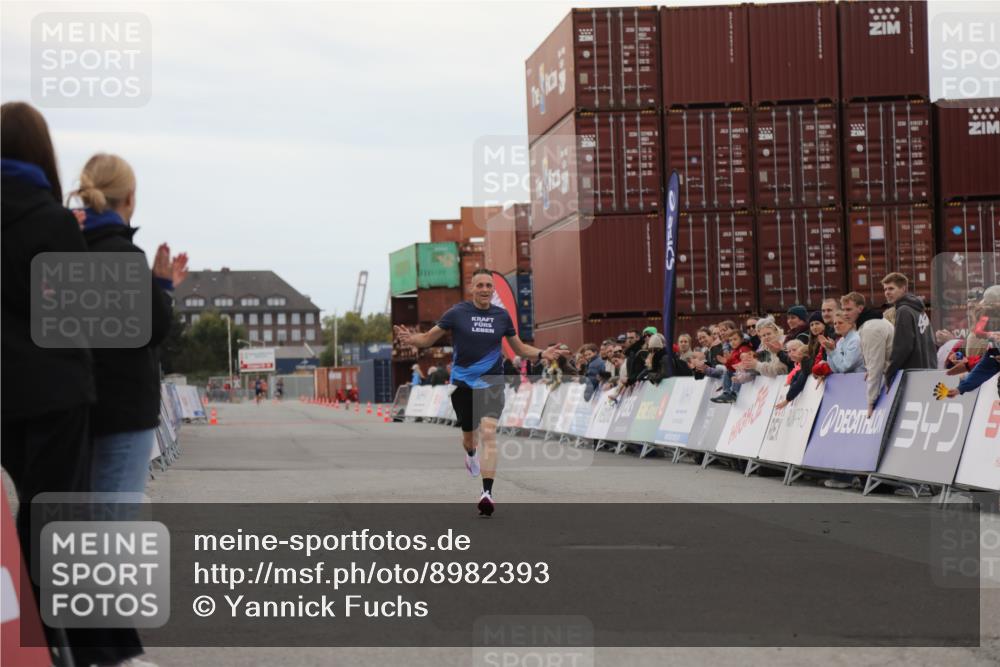 03.10.2025 - Köhlbrandbrückenlauf Yannick Fuchs http://msf.ph/oto/8982393 03.10.2025 15:45:28 Ziel 9148 meine-sportfotos.de