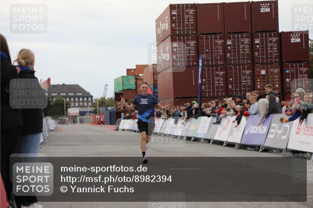 03.10.2025 - Köhlbrandbrückenlauf Yannick Fuchs http://msf.ph/oto/8982394 03.10.2025 15:45:29 Ziel 9148 meine-sportfotos.de