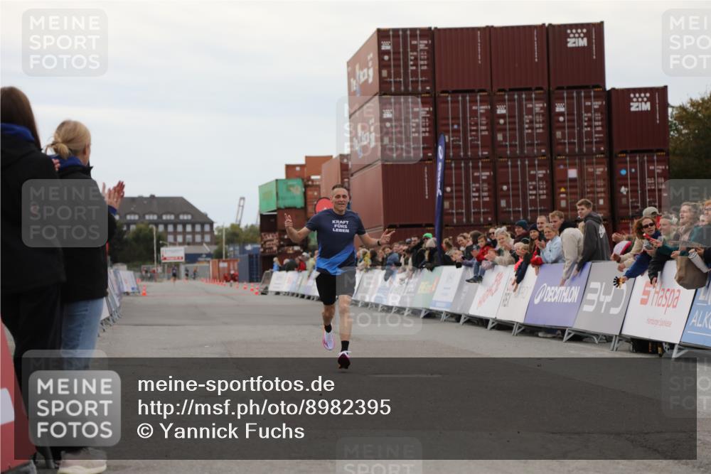 03.10.2025 - Köhlbrandbrückenlauf Yannick Fuchs http://msf.ph/oto/8982395 03.10.2025 15:45:29 Ziel 9148 meine-sportfotos.de