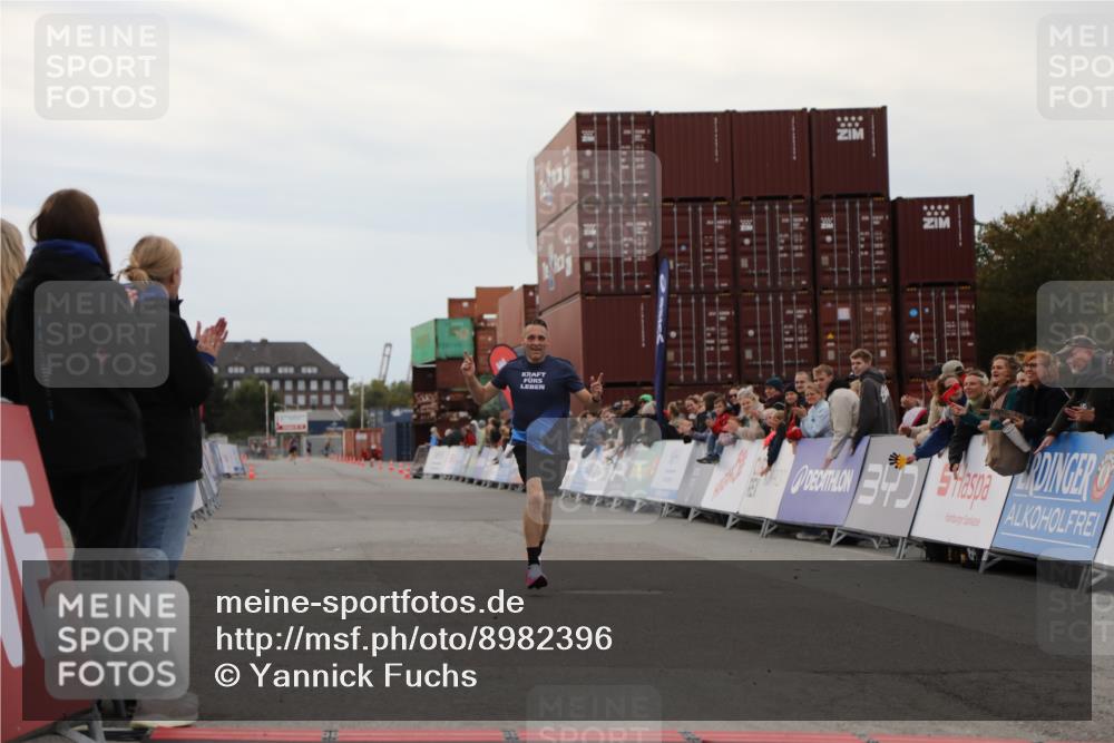 03.10.2025 - Köhlbrandbrückenlauf Yannick Fuchs http://msf.ph/oto/8982396 03.10.2025 15:45:29 Ziel 9148 meine-sportfotos.de