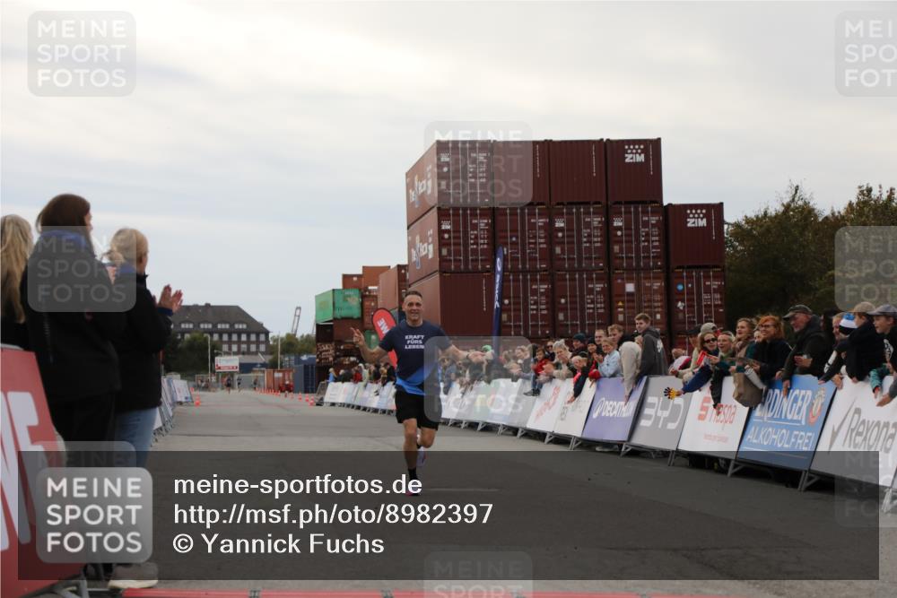 03.10.2025 - Köhlbrandbrückenlauf Yannick Fuchs http://msf.ph/oto/8982397 03.10.2025 15:45:29 Ziel 9148 meine-sportfotos.de