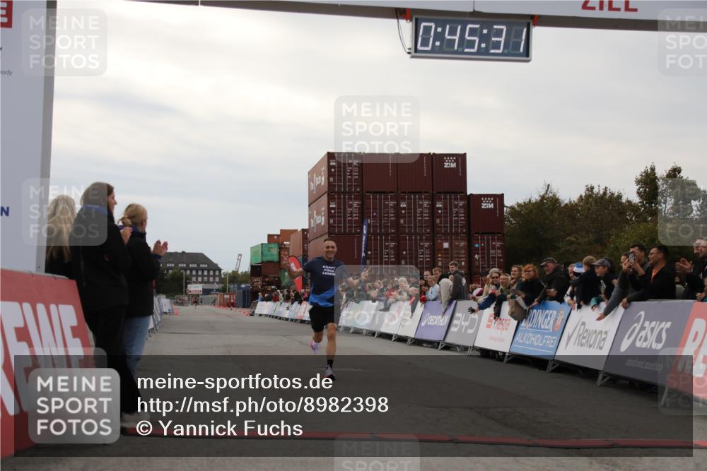 03.10.2025 - Köhlbrandbrückenlauf Yannick Fuchs http://msf.ph/oto/8982398 03.10.2025 15:45:30 Ziel 9148 meine-sportfotos.de
