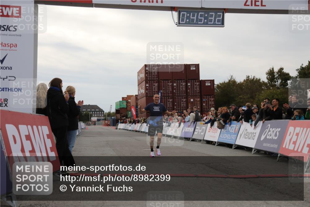 03.10.2025 - Köhlbrandbrückenlauf Yannick Fuchs http://msf.ph/oto/8982399 03.10.2025 15:45:30 Ziel 9148 meine-sportfotos.de