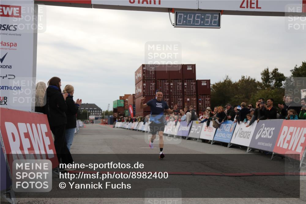 03.10.2025 - Köhlbrandbrückenlauf Yannick Fuchs http://msf.ph/oto/8982400 03.10.2025 15:45:30 Ziel 9148 meine-sportfotos.de