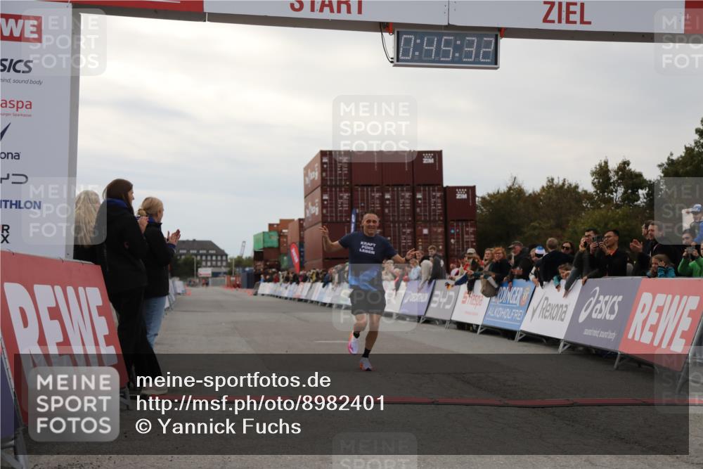 03.10.2025 - Köhlbrandbrückenlauf Yannick Fuchs http://msf.ph/oto/8982401 03.10.2025 15:45:30 Ziel 9148 meine-sportfotos.de