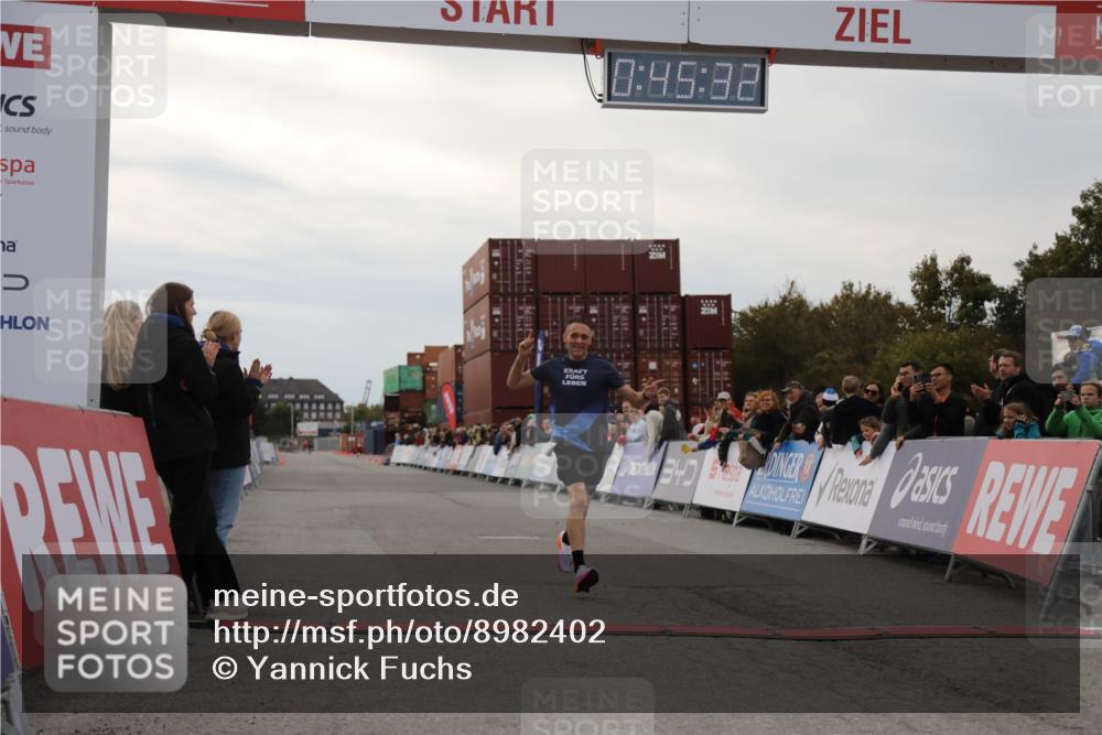 03.10.2025 - Köhlbrandbrückenlauf Yannick Fuchs http://msf.ph/oto/8982402 03.10.2025 15:45:30 Ziel 9148 meine-sportfotos.de