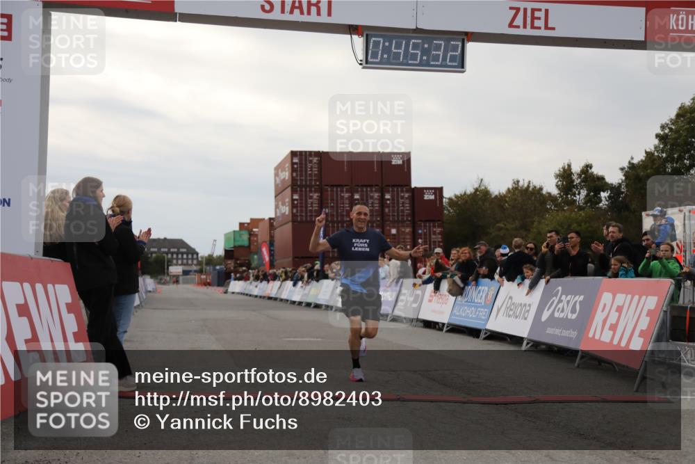 03.10.2025 - Köhlbrandbrückenlauf Yannick Fuchs http://msf.ph/oto/8982403 03.10.2025 15:45:31 Ziel 9148 meine-sportfotos.de