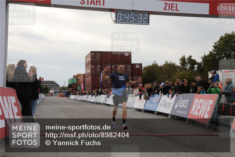 03.10.2025 - Köhlbrandbrückenlauf Yannick Fuchs http://msf.ph/oto/8982404 03.10.2025 15:45:31 Ziel 9148 meine-sportfotos.de
