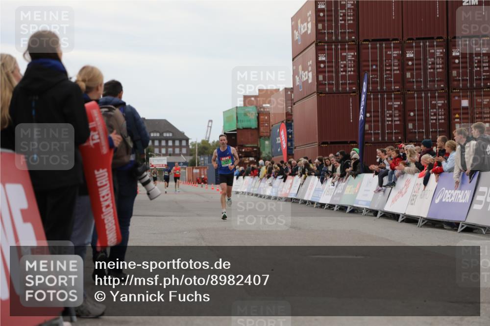 03.10.2025 - Köhlbrandbrückenlauf Yannick Fuchs http://msf.ph/oto/8982407 03.10.2025 15:45:56 Ziel 7002 meine-sportfotos.de
