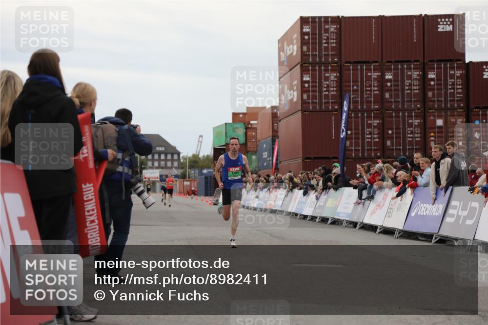03.10.2025 - Köhlbrandbrückenlauf Yannick Fuchs http://msf.ph/oto/8982411 03.10.2025 15:45:58 Ziel 7002 meine-sportfotos.de