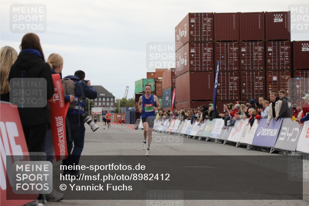 03.10.2025 - Köhlbrandbrückenlauf Yannick Fuchs http://msf.ph/oto/8982412 03.10.2025 15:45:58 Ziel 7002 meine-sportfotos.de
