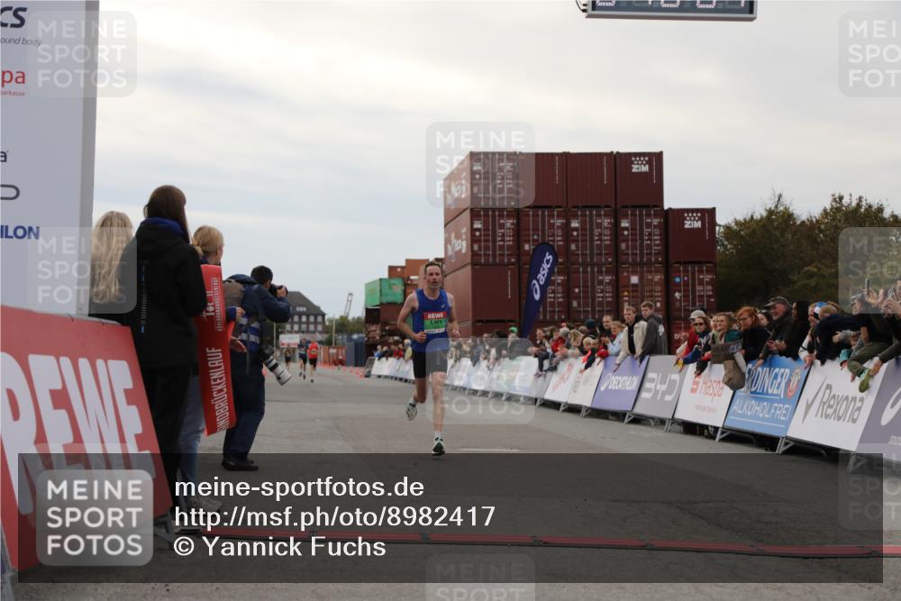 03.10.2025 - Köhlbrandbrückenlauf Yannick Fuchs http://msf.ph/oto/8982417 03.10.2025 15:45:59 Ziel 7002 meine-sportfotos.de