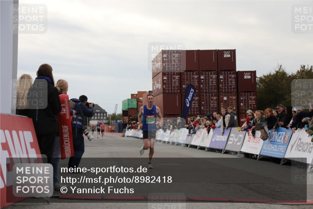 03.10.2025 - Köhlbrandbrückenlauf Yannick Fuchs http://msf.ph/oto/8982418 03.10.2025 15:45:59 Ziel 7002 meine-sportfotos.de