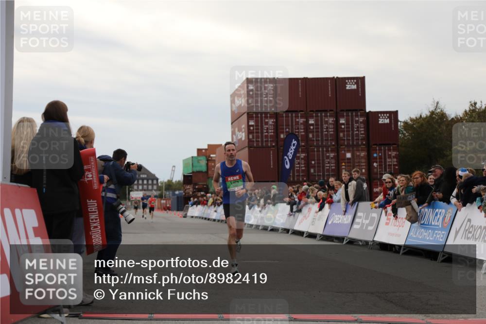 03.10.2025 - Köhlbrandbrückenlauf Yannick Fuchs http://msf.ph/oto/8982419 03.10.2025 15:45:59 Ziel 7002 meine-sportfotos.de