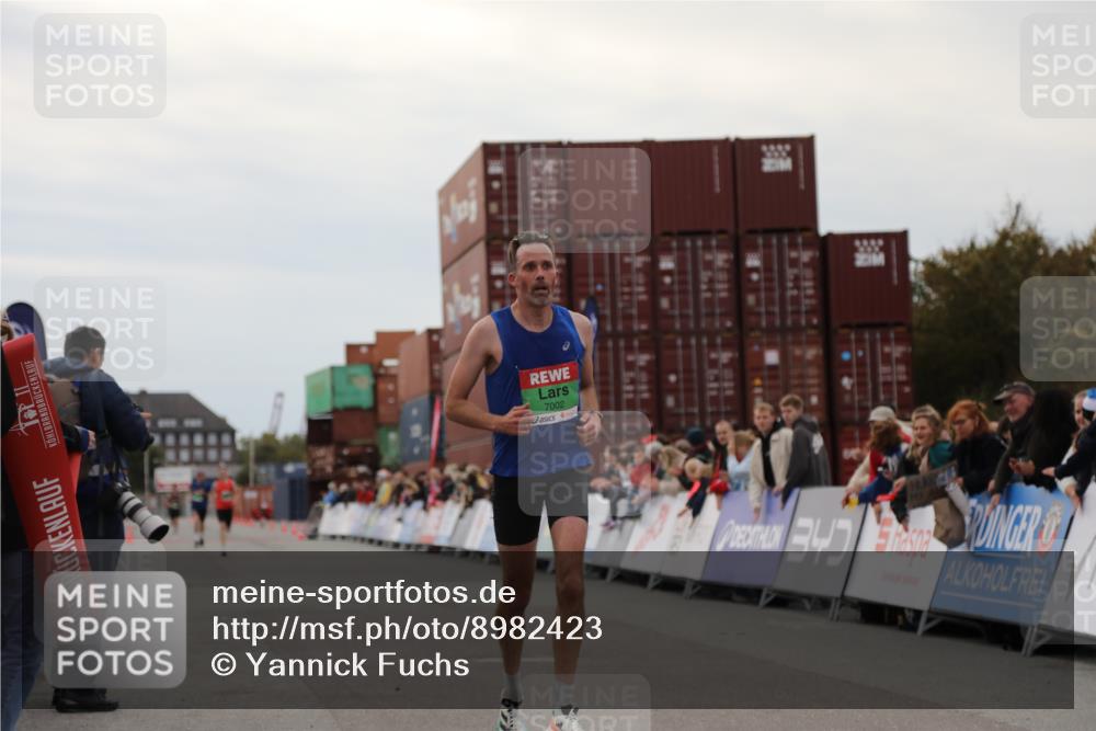 03.10.2025 - Köhlbrandbrückenlauf Yannick Fuchs http://msf.ph/oto/8982423 03.10.2025 15:46:00 Ziel 7002 meine-sportfotos.de