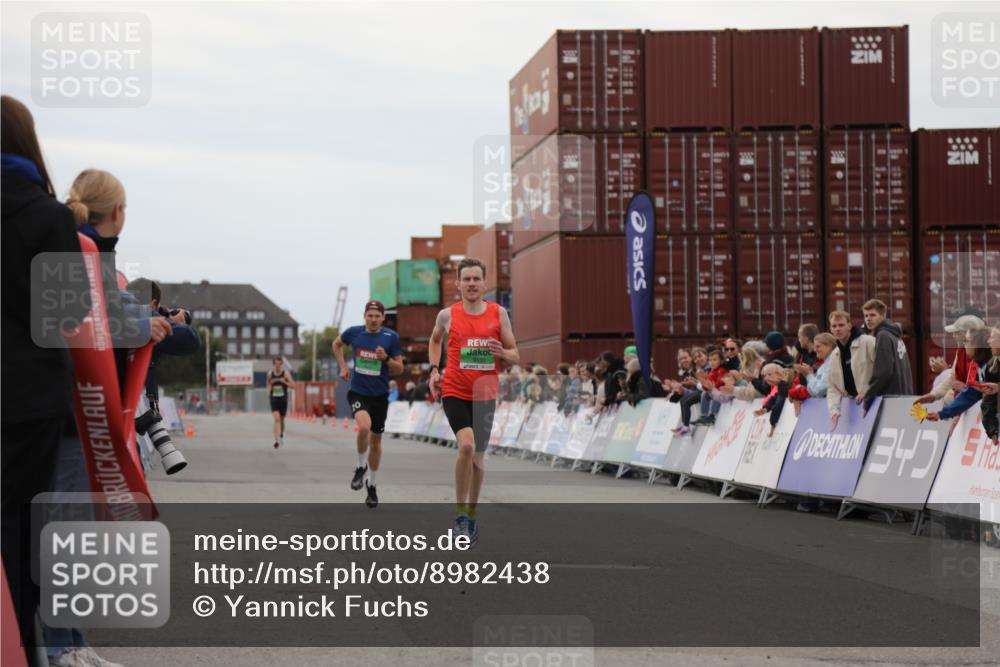 03.10.2025 - Köhlbrandbrückenlauf Yannick Fuchs http://msf.ph/oto/8982438 03.10.2025 15:46:08 Ziel 7003, 9130 meine-sportfotos.de