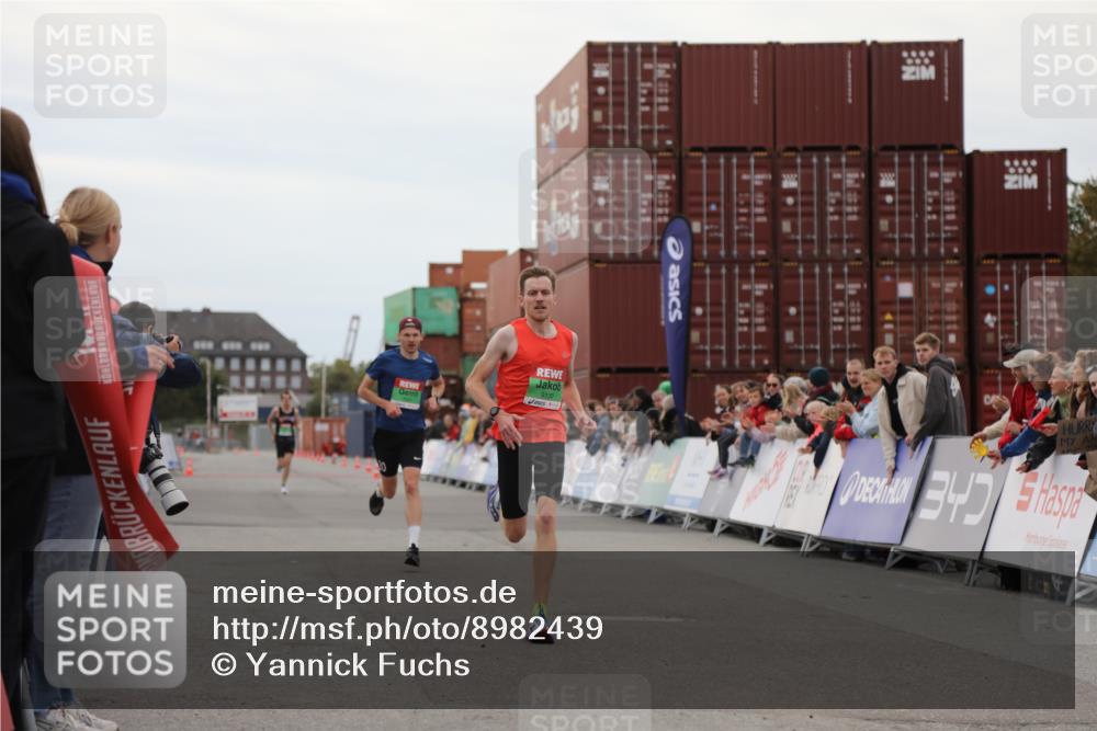 03.10.2025 - Köhlbrandbrückenlauf Yannick Fuchs http://msf.ph/oto/8982439 03.10.2025 15:46:08 Ziel 7003, 9130 meine-sportfotos.de