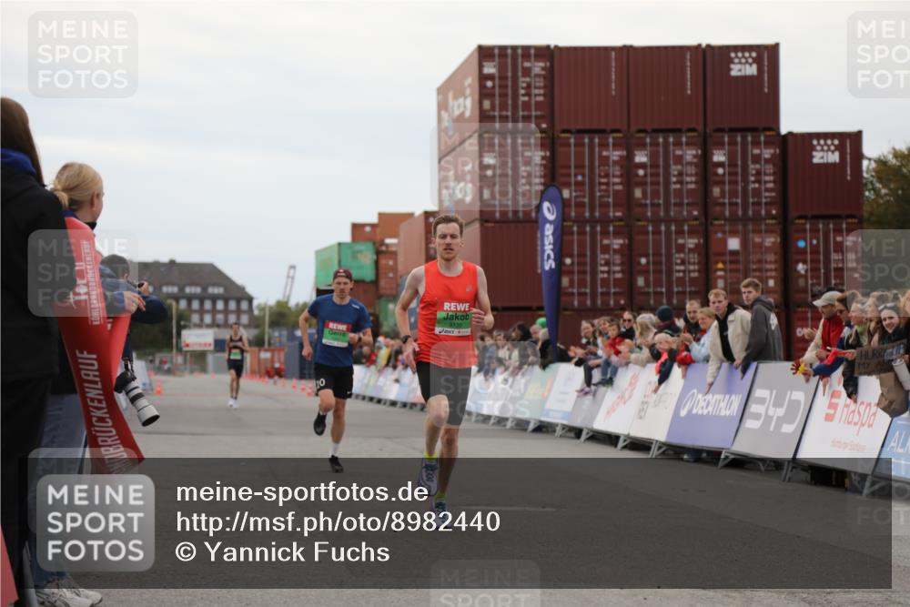 03.10.2025 - Köhlbrandbrückenlauf Yannick Fuchs http://msf.ph/oto/8982440 03.10.2025 15:46:08 Ziel 7003, 9130 meine-sportfotos.de