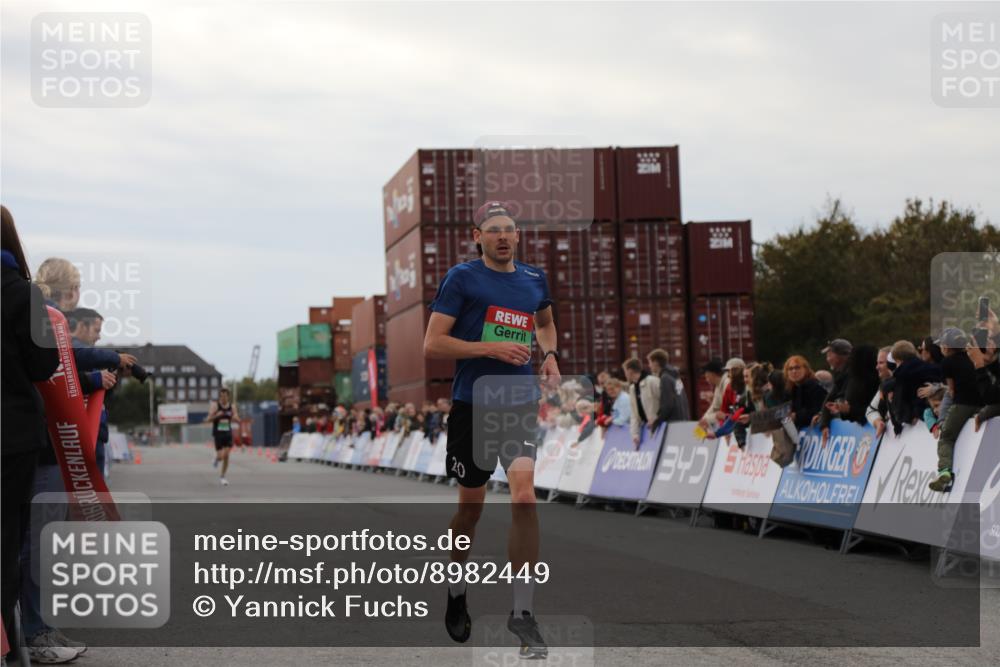 03.10.2025 - Köhlbrandbrückenlauf Yannick Fuchs http://msf.ph/oto/8982449 03.10.2025 15:46:11 Ziel 7003, 9130, 9720 meine-sportfotos.de