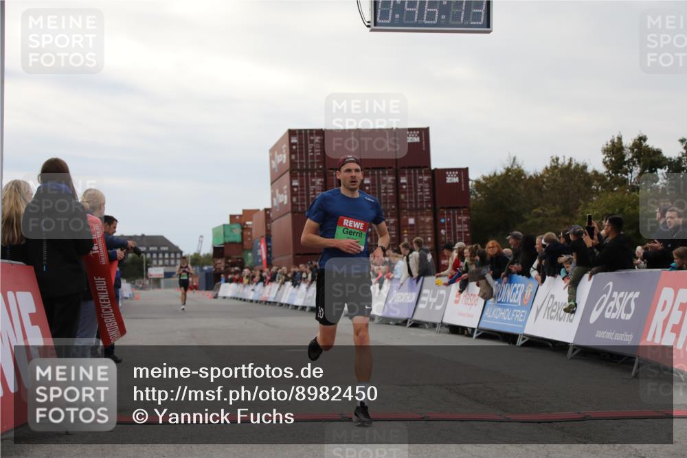 03.10.2025 - Köhlbrandbrückenlauf Yannick Fuchs http://msf.ph/oto/8982450 03.10.2025 15:46:11 Ziel 7003, 9130, 9720 meine-sportfotos.de