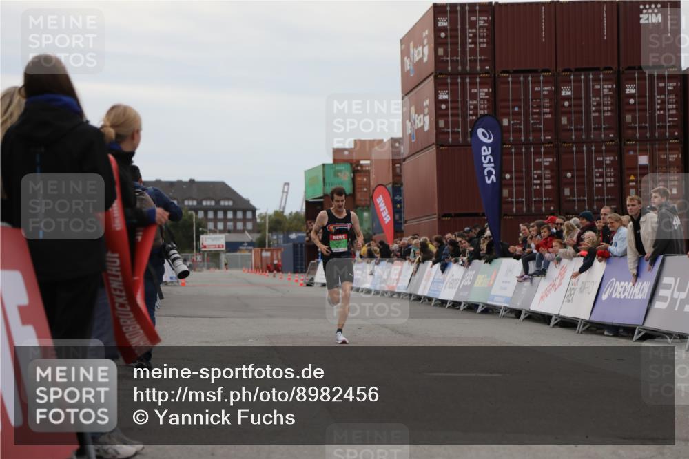 03.10.2025 - Köhlbrandbrückenlauf Yannick Fuchs http://msf.ph/oto/8982456 03.10.2025 15:46:15 Ziel 9720 meine-sportfotos.de