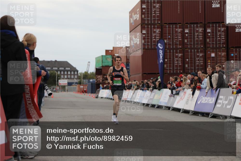 03.10.2025 - Köhlbrandbrückenlauf Yannick Fuchs http://msf.ph/oto/8982459 03.10.2025 15:46:16 Ziel 9720 meine-sportfotos.de