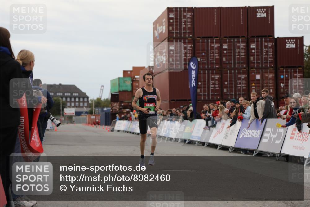 03.10.2025 - Köhlbrandbrückenlauf Yannick Fuchs http://msf.ph/oto/8982460 03.10.2025 15:46:16 Ziel 9720 meine-sportfotos.de