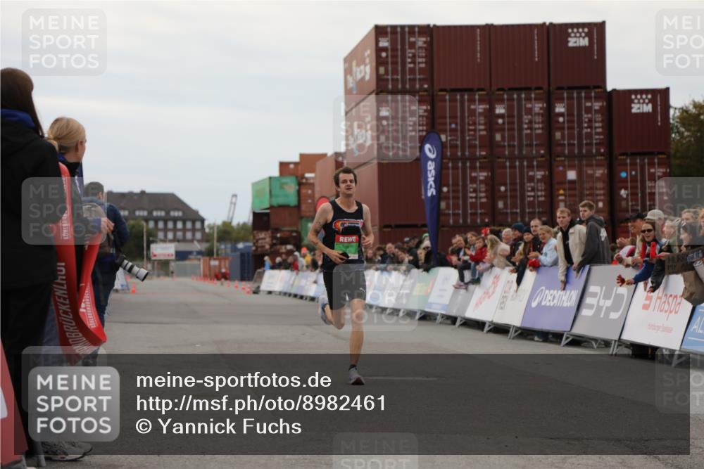 03.10.2025 - Köhlbrandbrückenlauf Yannick Fuchs http://msf.ph/oto/8982461 03.10.2025 15:46:16 Ziel 9720 meine-sportfotos.de