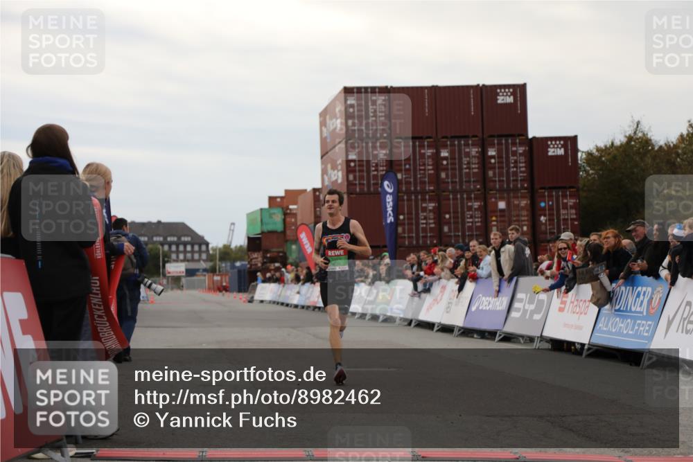 03.10.2025 - Köhlbrandbrückenlauf Yannick Fuchs http://msf.ph/oto/8982462 03.10.2025 15:46:16 Ziel 9720 meine-sportfotos.de