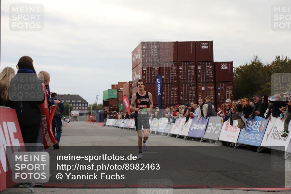 03.10.2025 - Köhlbrandbrückenlauf Yannick Fuchs http://msf.ph/oto/8982463 03.10.2025 15:46:17 Ziel 9720 meine-sportfotos.de