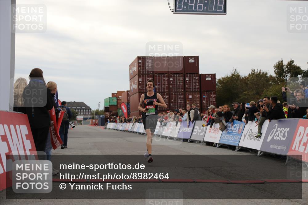 03.10.2025 - Köhlbrandbrückenlauf Yannick Fuchs http://msf.ph/oto/8982464 03.10.2025 15:46:17 Ziel 9720 meine-sportfotos.de