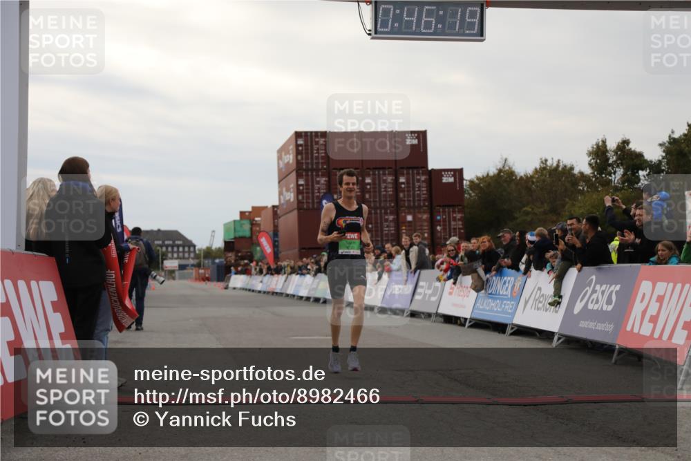 03.10.2025 - Köhlbrandbrückenlauf Yannick Fuchs http://msf.ph/oto/8982466 03.10.2025 15:46:17 Ziel 9720 meine-sportfotos.de
