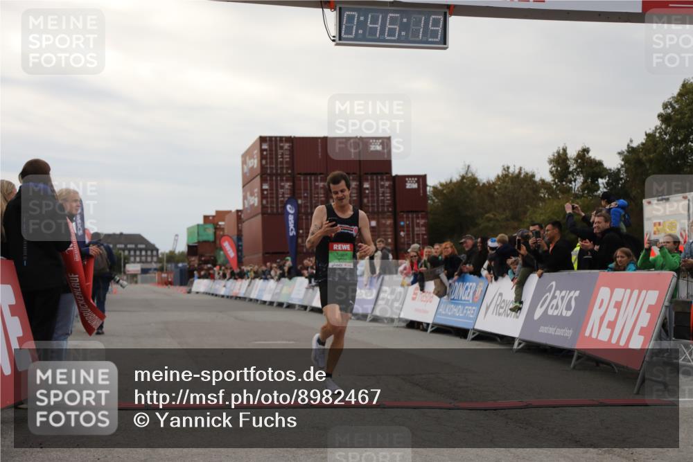 03.10.2025 - Köhlbrandbrückenlauf Yannick Fuchs http://msf.ph/oto/8982467 03.10.2025 15:46:18 Ziel 9720 meine-sportfotos.de
