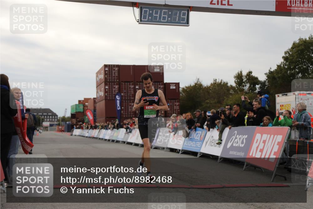 03.10.2025 - Köhlbrandbrückenlauf Yannick Fuchs http://msf.ph/oto/8982468 03.10.2025 15:46:18 Ziel 9720 meine-sportfotos.de