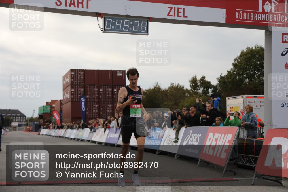 03.10.2025 - Köhlbrandbrückenlauf Yannick Fuchs http://msf.ph/oto/8982470 03.10.2025 15:46:18 Ziel 9720 meine-sportfotos.de