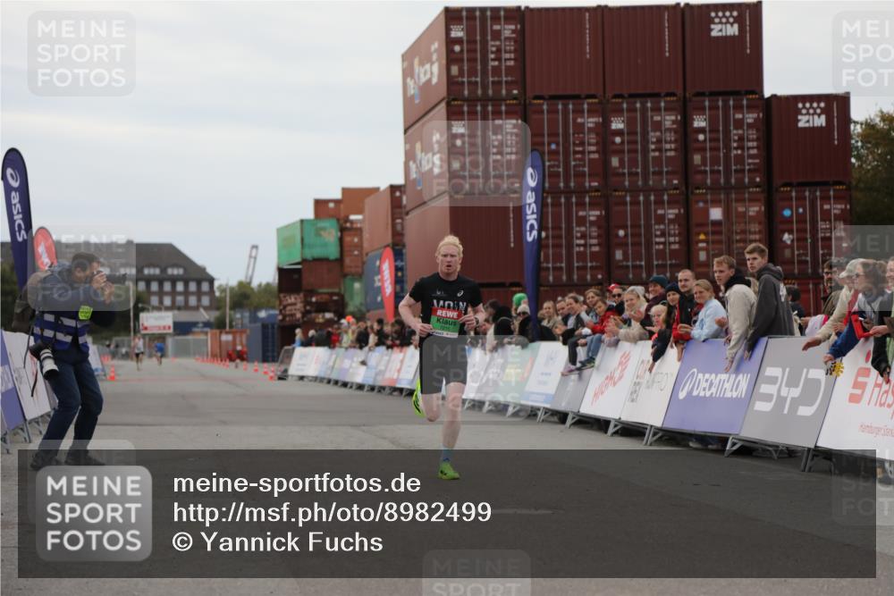 03.10.2025 - Köhlbrandbrückenlauf Yannick Fuchs http://msf.ph/oto/8982499 03.10.2025 15:47:12 Ziel 7015 meine-sportfotos.de
