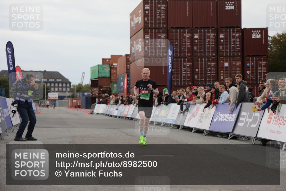 03.10.2025 - Köhlbrandbrückenlauf Yannick Fuchs http://msf.ph/oto/8982500 03.10.2025 15:47:12 Ziel 7015 meine-sportfotos.de