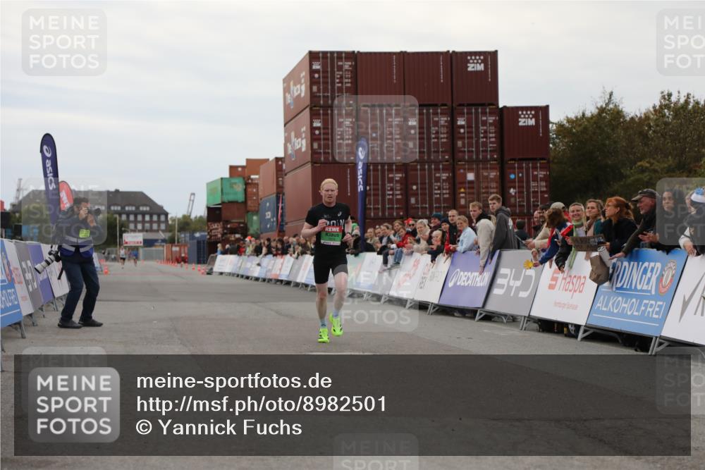 03.10.2025 - Köhlbrandbrückenlauf Yannick Fuchs http://msf.ph/oto/8982501 03.10.2025 15:47:12 Ziel 7015 meine-sportfotos.de