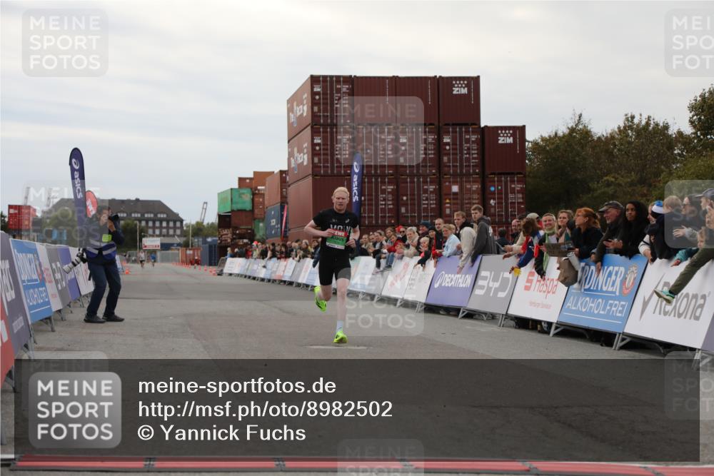 03.10.2025 - Köhlbrandbrückenlauf Yannick Fuchs http://msf.ph/oto/8982502 03.10.2025 15:47:12 Ziel 7015 meine-sportfotos.de