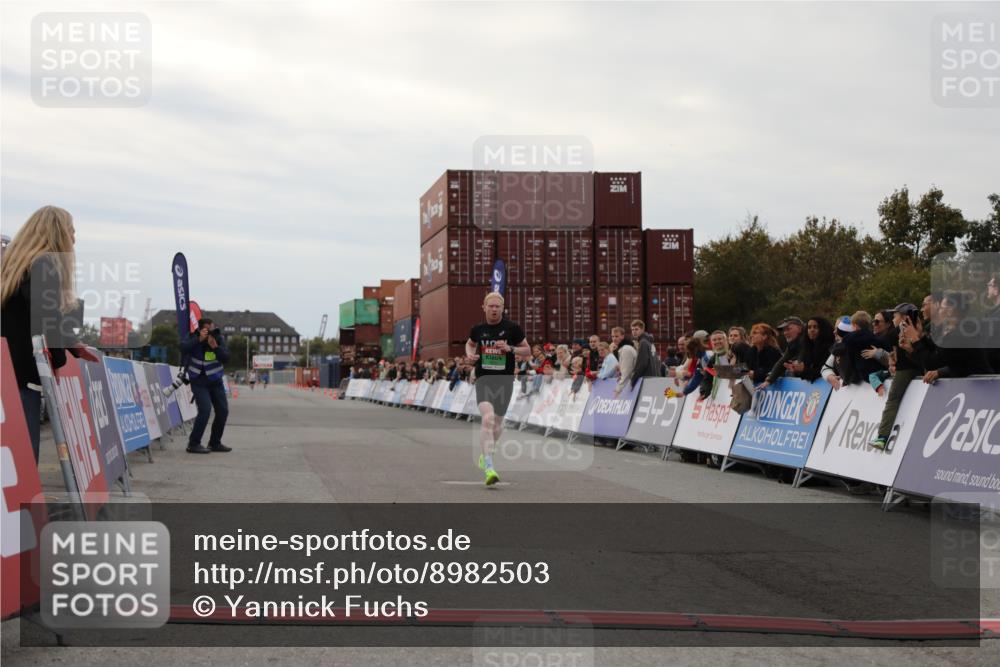 03.10.2025 - Köhlbrandbrückenlauf Yannick Fuchs http://msf.ph/oto/8982503 03.10.2025 15:47:12 Ziel 7015 meine-sportfotos.de