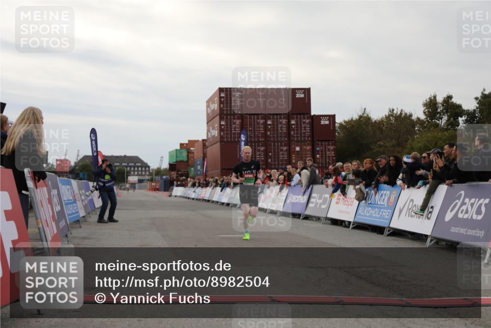03.10.2025 - Köhlbrandbrückenlauf Yannick Fuchs http://msf.ph/oto/8982504 03.10.2025 15:47:13 Ziel 7015 meine-sportfotos.de