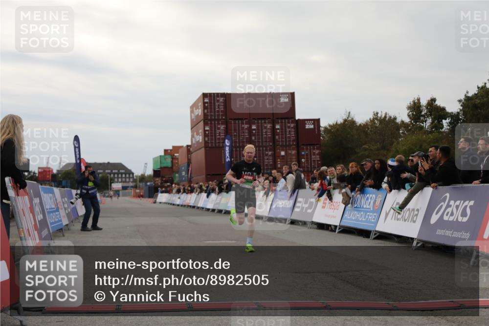 03.10.2025 - Köhlbrandbrückenlauf Yannick Fuchs http://msf.ph/oto/8982505 03.10.2025 15:47:13 Ziel 7015 meine-sportfotos.de
