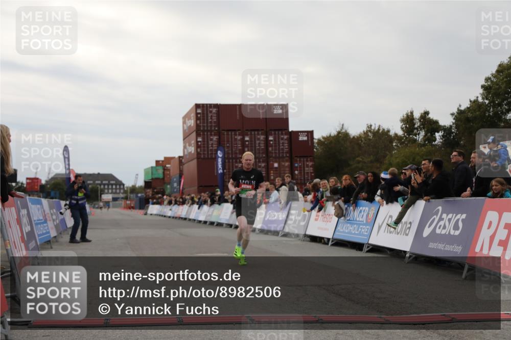 03.10.2025 - Köhlbrandbrückenlauf Yannick Fuchs http://msf.ph/oto/8982506 03.10.2025 15:47:13 Ziel 7015 meine-sportfotos.de