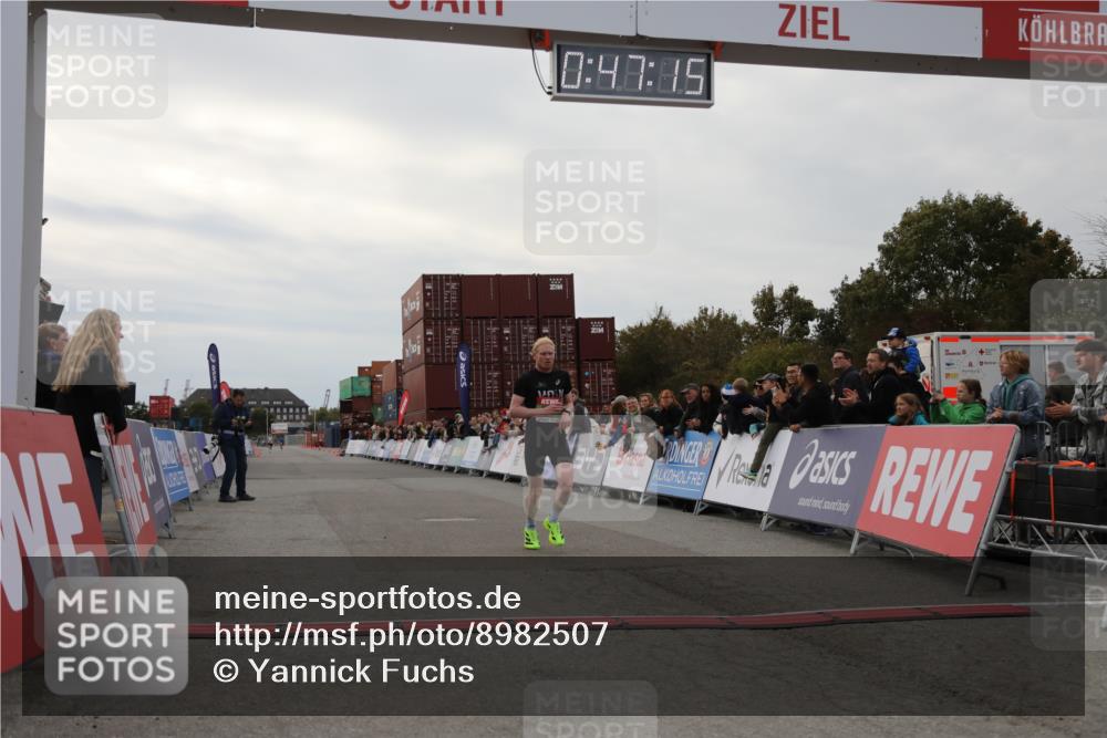 03.10.2025 - Köhlbrandbrückenlauf Yannick Fuchs http://msf.ph/oto/8982507 03.10.2025 15:47:13 Ziel 7015 meine-sportfotos.de